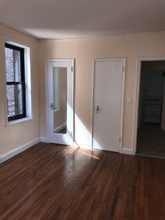 Building Photo - 2705 Bainbridge Ave