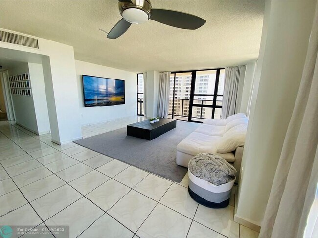 Foto del edificio - 600 NE 36th St