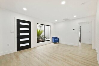 Building Photo - 3327 Freshmeadows Dr