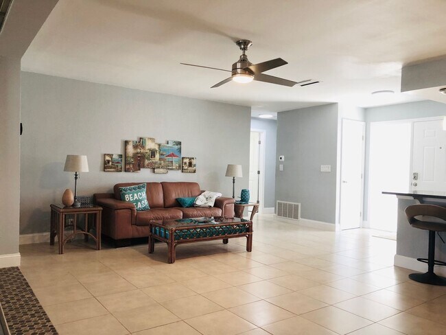 Foto del edificio - Experience this Short Term Furnished Off season Single Family 2/2 Pool home.