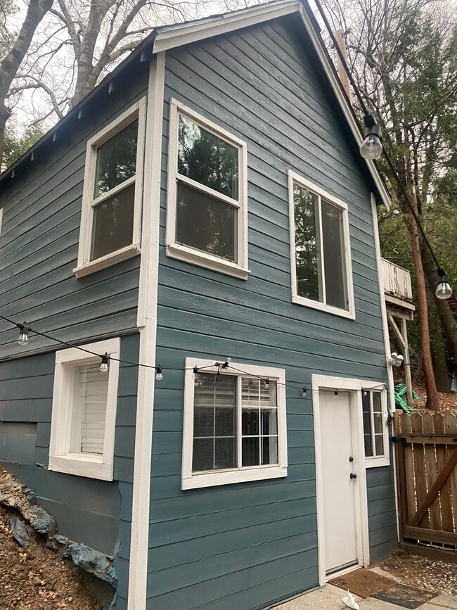 Building Photo - 783 N Village Ln