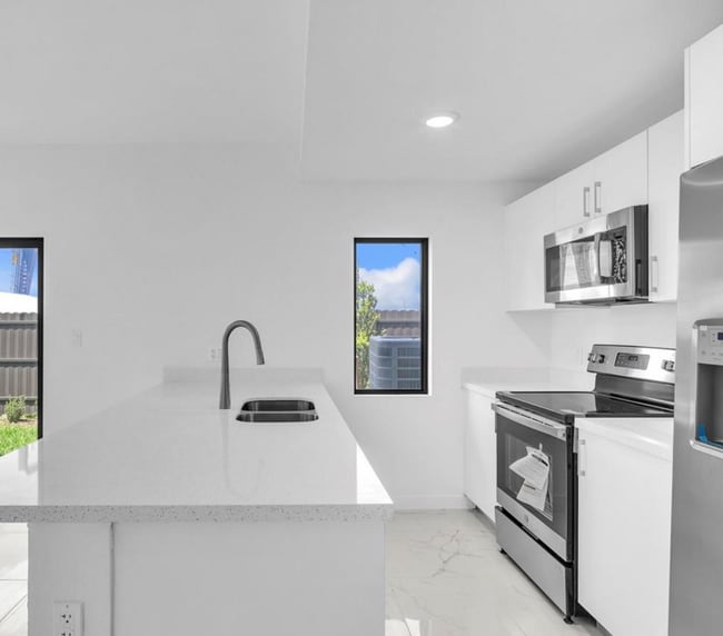 Building Photo - 245 NW 13th Pl