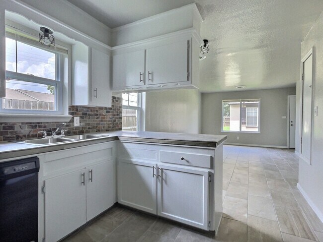 Foto del edificio - 6116 S Madison Plz