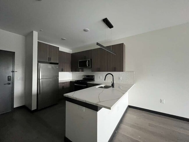 Building Photo - 135 Mallory Ave