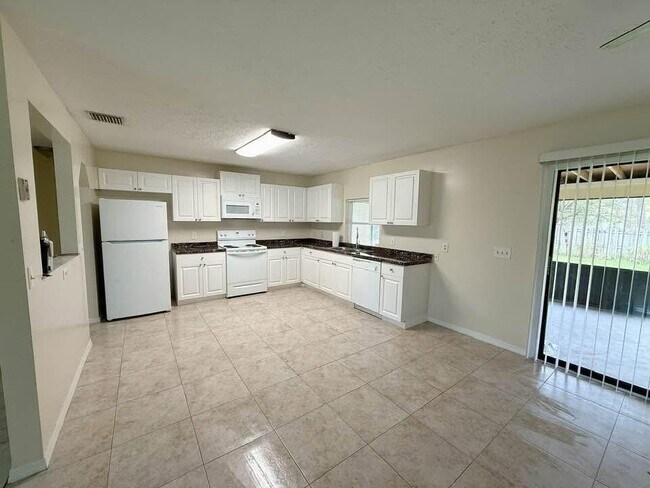 Building Photo - 134 SE Whitmore Dr