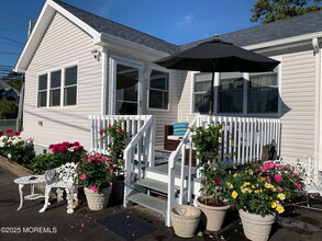 Building Photo - 2 Pine Crest Dr