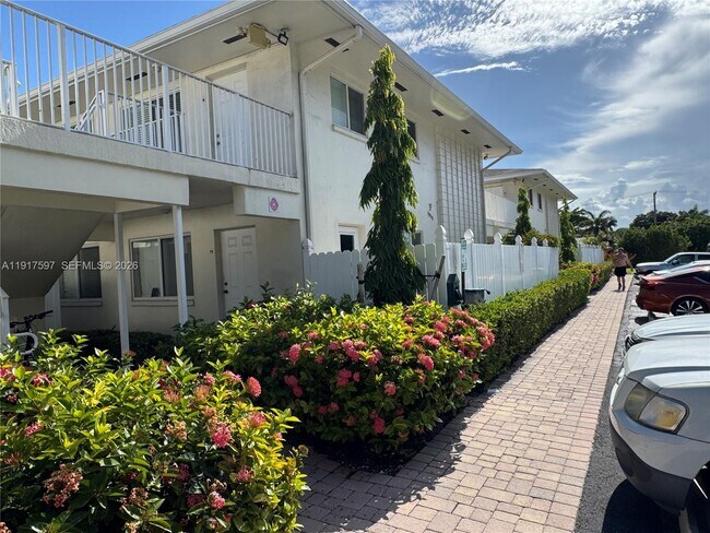 Foto del edificio - 1856 NE 46th St