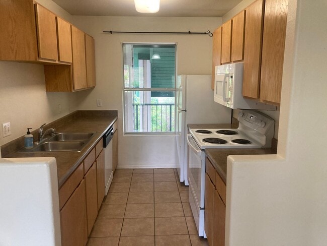 Building Photo - 2 Bedroom, 2 bath unit at Silverpeaks.