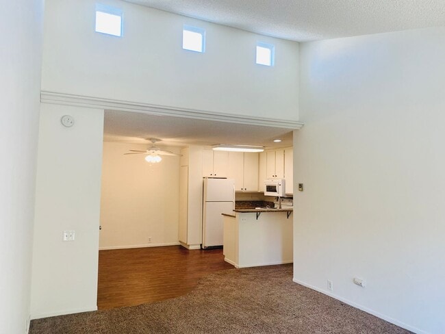 Foto del edificio - TOP FLOOR 1BD/1BA CONDO AVAILABLE AT THE PLAZA IN PACIFIC BEACH - $2,495/mo