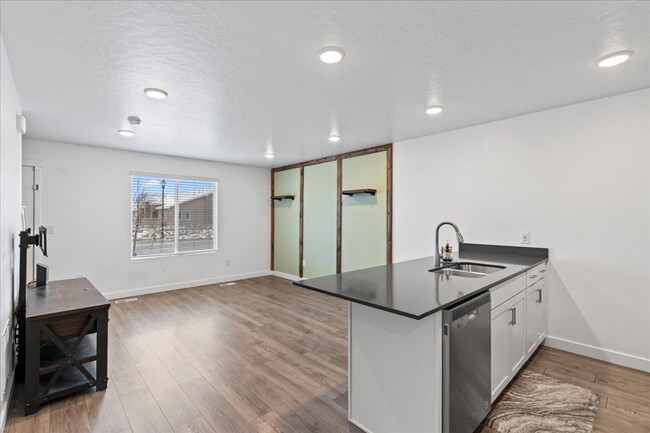Building Photo - *$500 MOVE-IN SPECIAL* Charming 3-Bedroom ...