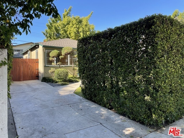 Building Photo - 511 N Sweetzer Ave