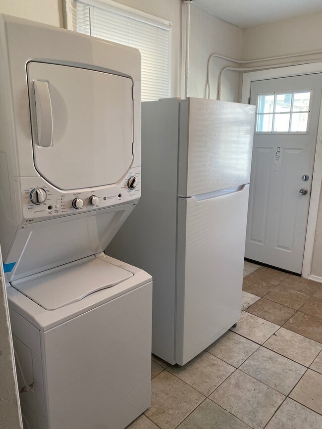 Foto del edificio - 1052 N Ohio Ave