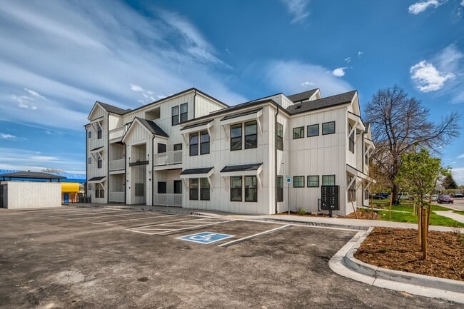 Building Photo - Modern Apartment for Rent at Arizona Flats!