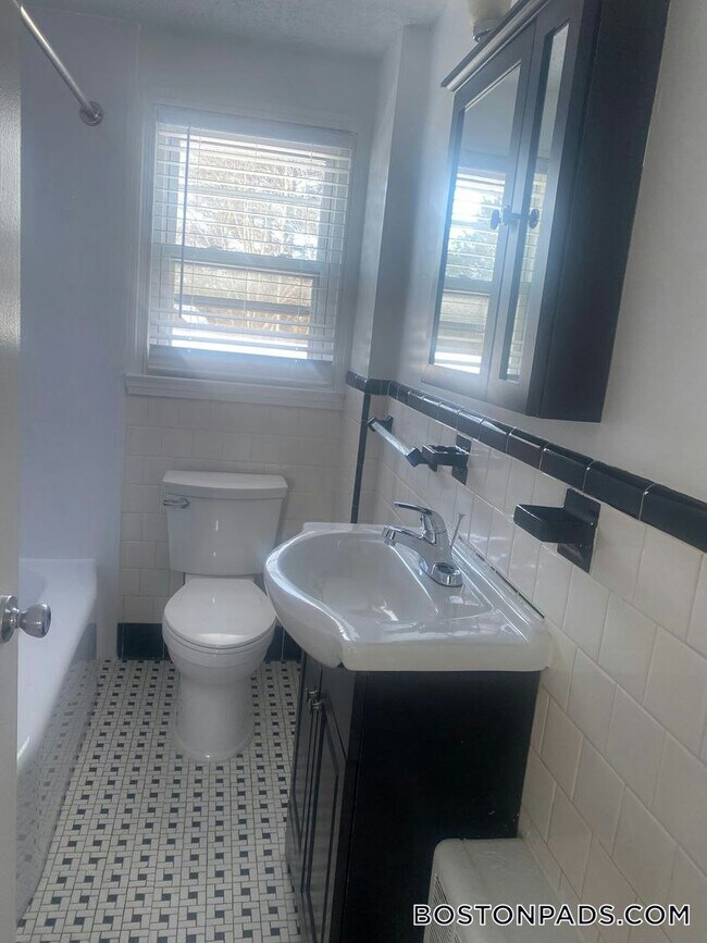 Building Photo - 121 Shawomet Ave
