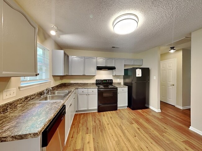 Building Photo - 6047 Hedgecrest Pl