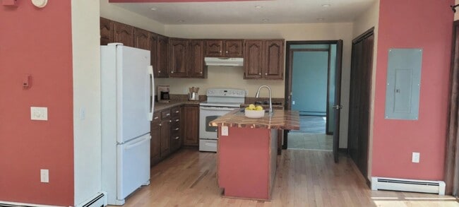 Kitchen - 6290 Wolff St