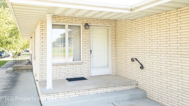Building Photo - Spacious 2BD/1B Duplex unit in Ottawa! 140...