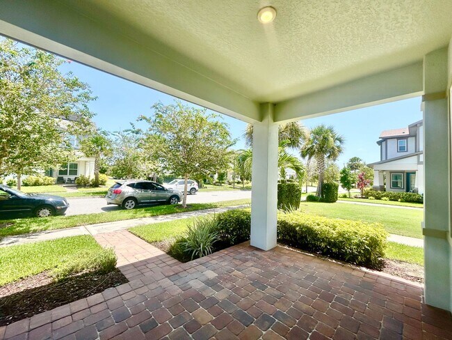 Building Photo - Charming 3/2.5 Courtyard Home with Loft & ...