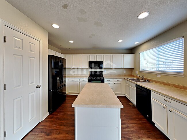 Foto del edificio - 15592 Olmsted Pl