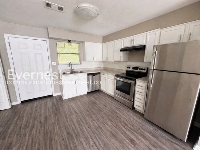 Building Photo - 1800 Labette Manor Dr