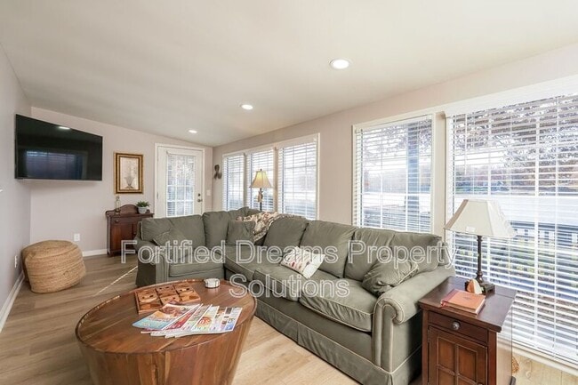 Foto del edificio - 395 Lake Dr