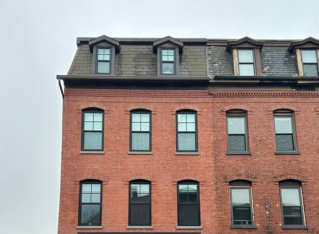 Building Photo - 151 Meridian St