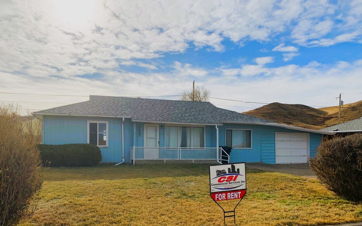 Primary Photo - 3 Bedroom w/garage & fenced yard