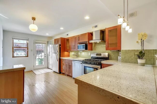 Hermosas encimeras y cocina de salir a una plataforma de estacionamiento - 122 N Bradford St