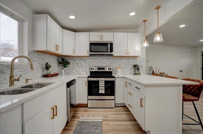 Building Photo - 455 E Mountain View Dr