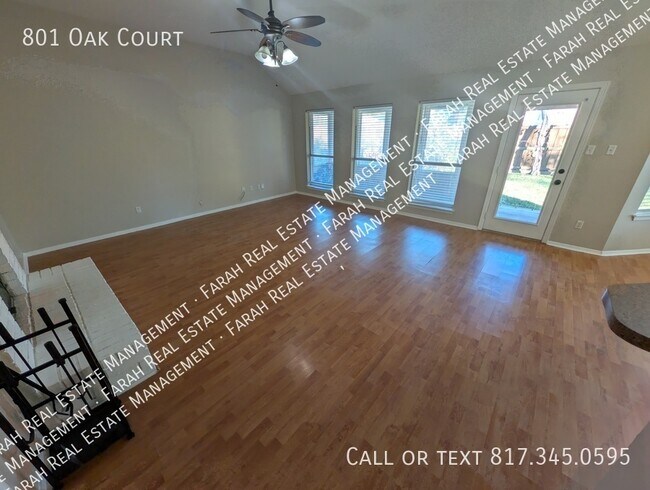 Foto del edificio - 801 Oak Ct