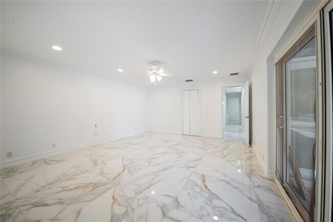 Foto del edificio - 16770 Lakeview Ct