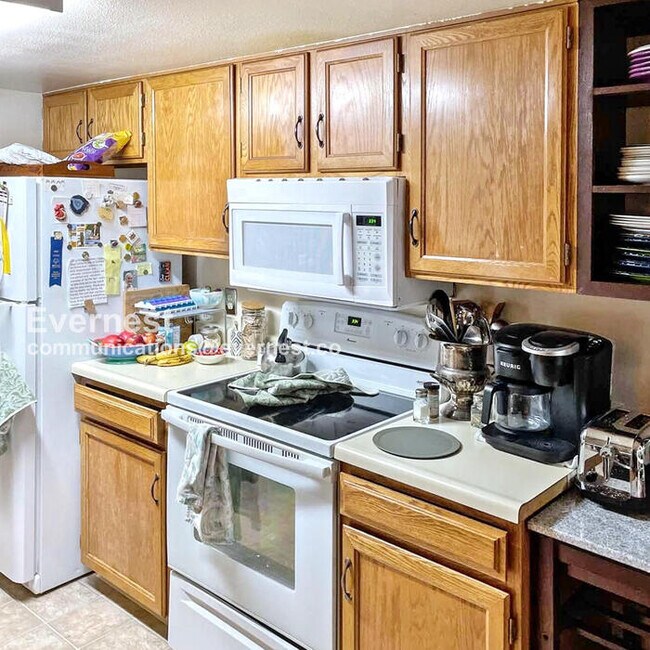 Building Photo - 3 Bed/2.5 Bath with Detached Garage / Avai...