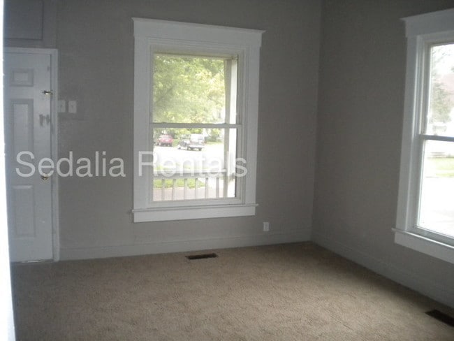 Building Photo - 3 bed, 1 bath for only $595