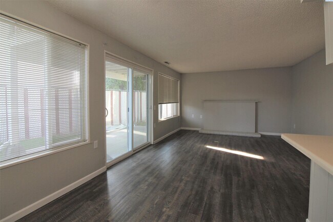 Building Photo - 1 Bed/1 Bath Apartment in Kennewick 4-Plex