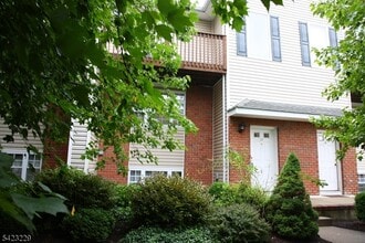 Building Photo - 17 Castle Dr