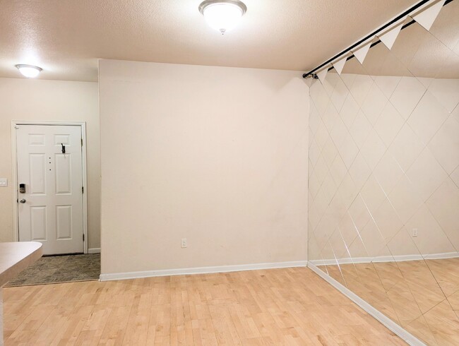 Building Photo - Bright Top Floor Condo with Vaulted Ceilin...