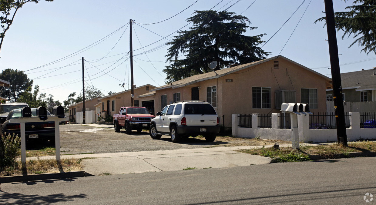 Building Photo - 322 N Millard Ave