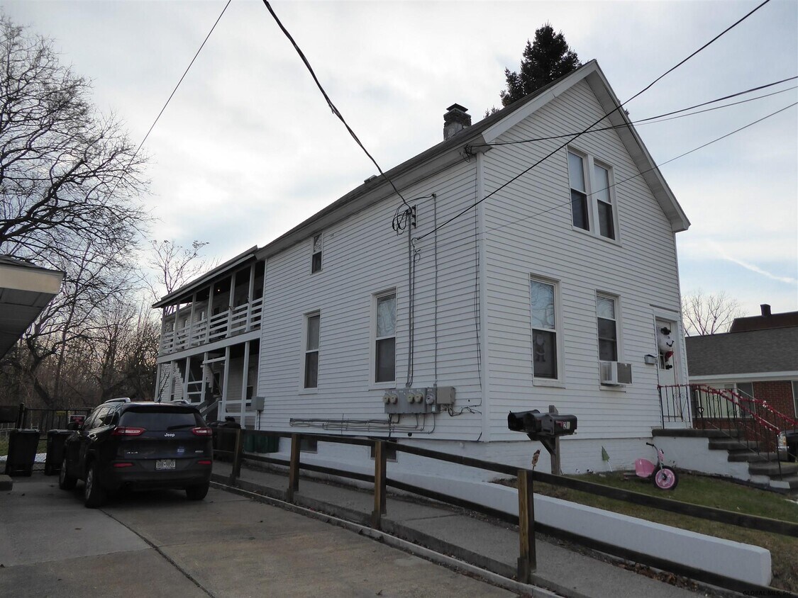 38 Craig St, Watervliet, NY 12189 Room for Rent in Watervliet, NY