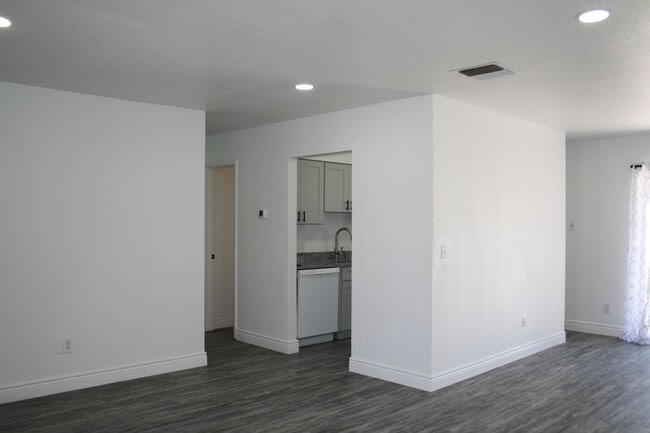 Building Photo - Charming Home in a Prime Location – Update...