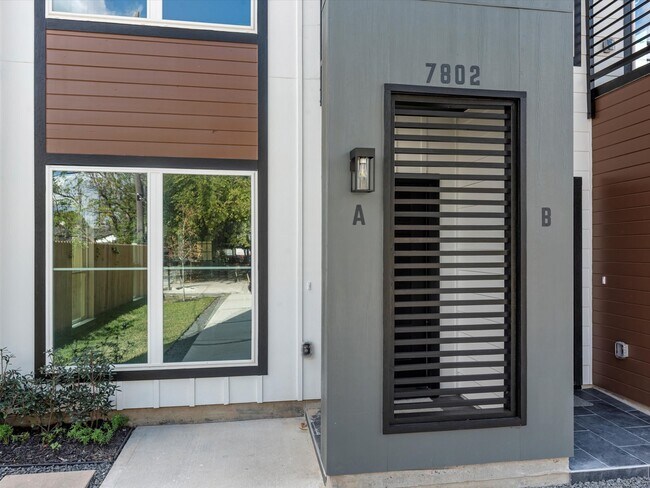 Foto del edificio - 7802 Queen St