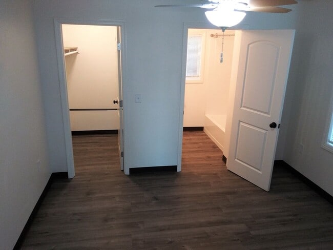 Building Photo - Cottage in W. Redding!