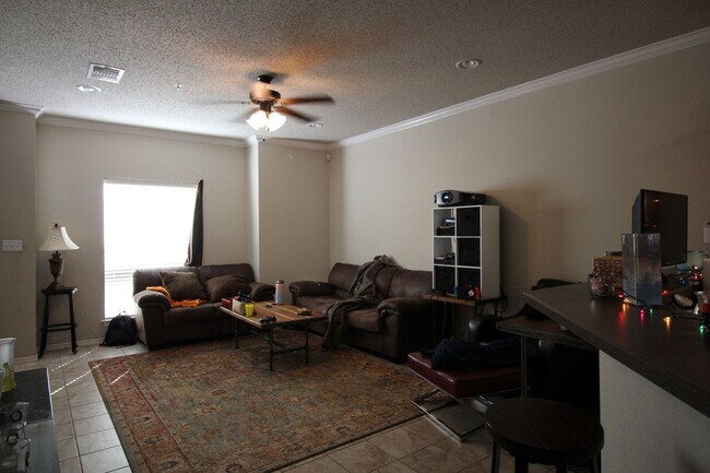 Foto del edificio - Condo WALKING DISTANCE TO TECH! Pre-leasing for August 1st!