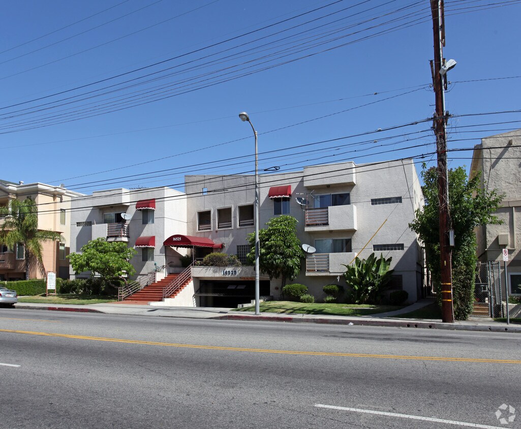 Primary Photo - 16525 Vanowen St