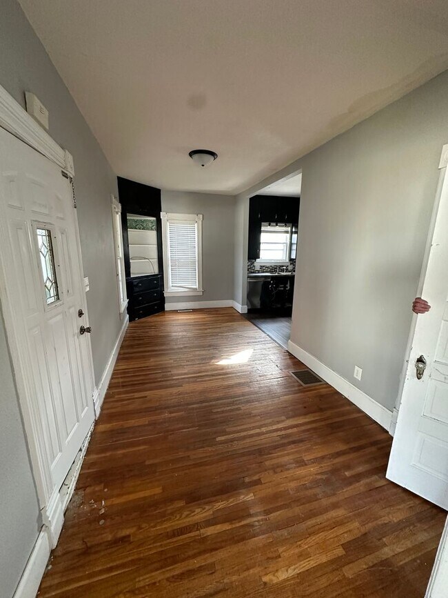 Building Photo - 4 Bed - 1 Bath House for rent near park an...