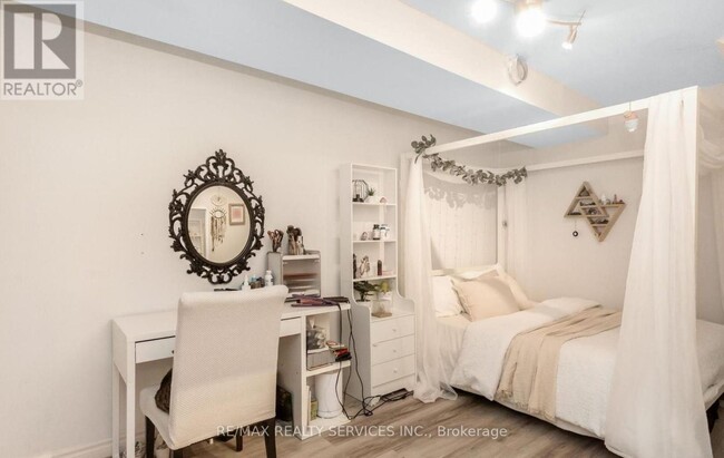 Building Photo - 4161 Goldenrod Crescent