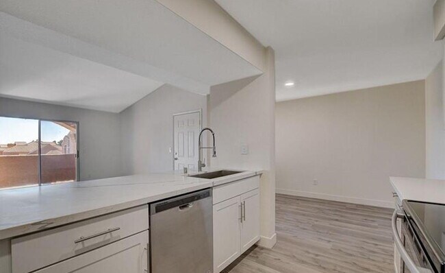 Foto del edificio - Highly Remodeled 1 Bedroom 2nd Floor Unit