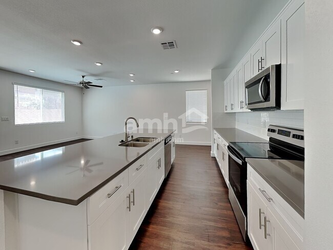 Building Photo - 644 N Water St