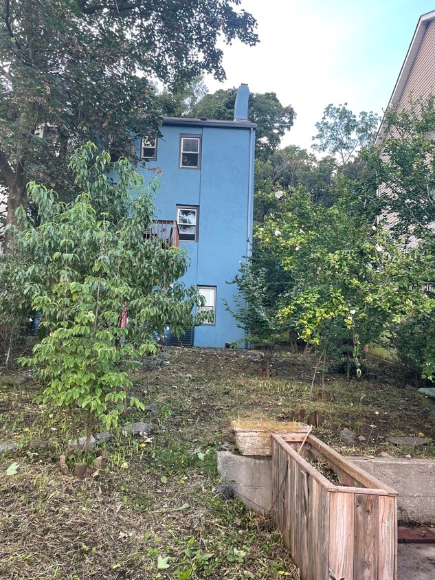 Primary Photo - 561 Van Duzer St
