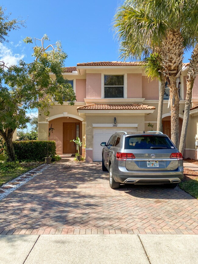 Building Photo - 307 Seminole Palms Dr