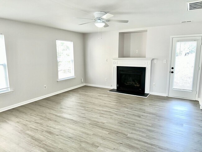 Foto del edificio - Updated 4BD, 2.5BA Raleigh Home With a 2-C...